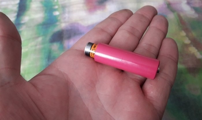 Adaptor pentru baterii de la baterii pinky la baterii degete