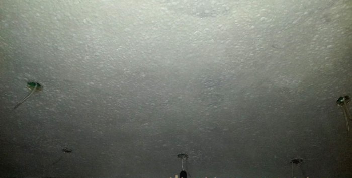 Trang trí trần nhà bằng giấy dán tường dạng lỏng