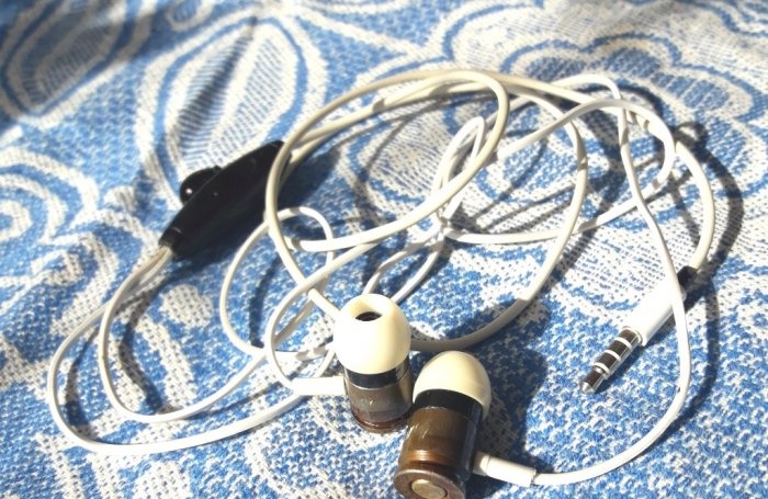 DIY sluchátka vyrobená ze skořepinových pouzder
