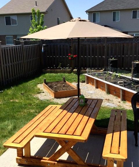 Table avec bancs pour le jardin