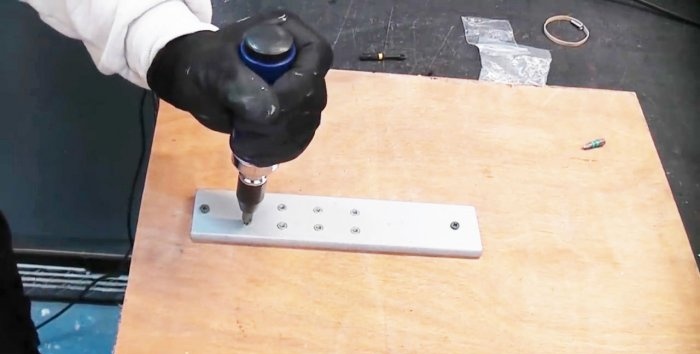 Jak usunąć śrubę lizającą za pomocą wkrętaka udarowego