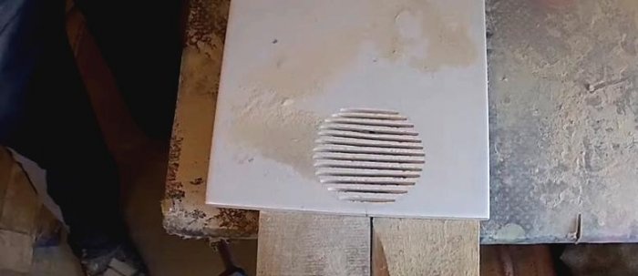 Cómo hacer un agujero en un azulejo con una amoladora.