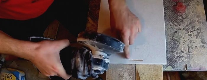 Cómo hacer un agujero en un azulejo con una amoladora.