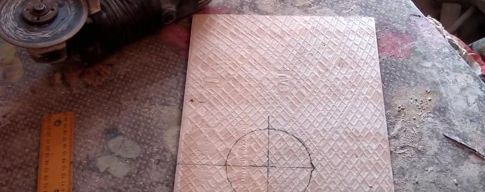 Πώς να κόψετε μια τρύπα σε ένα πλακάκι με ένα μύλο