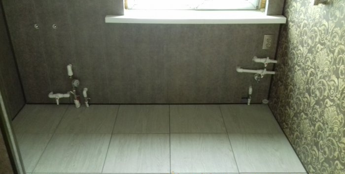 Het betegelen van de vloer in de badkamer
