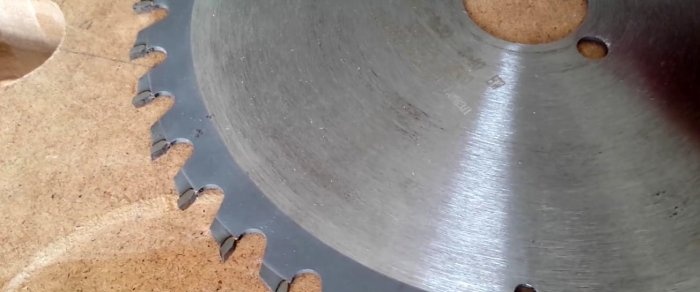 How to quickly clean a circular saw