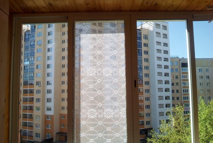 Hur man snabbt stänger balkongfönster med tyll