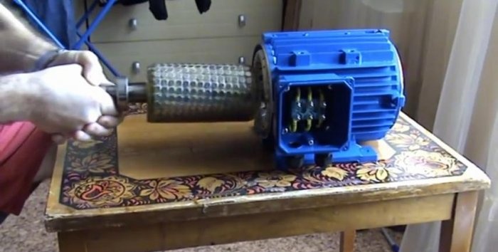 Generator from an asynchronous motor