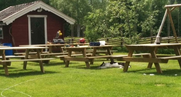 Jednoduchý stůl s lavicemi na zahradu