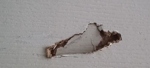 Làm thế nào để sửa chữa một lỗ trên cửa bên trong