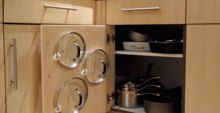 Um truque fácil para encontrar um lugar para as tampas dos pratos