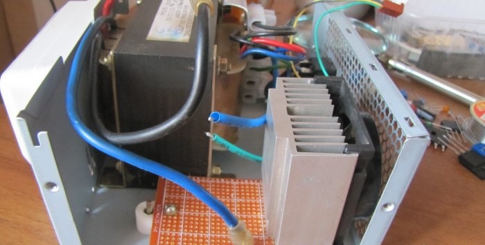 Autotransformador livre de interferências com regulação eletrônica de tensão