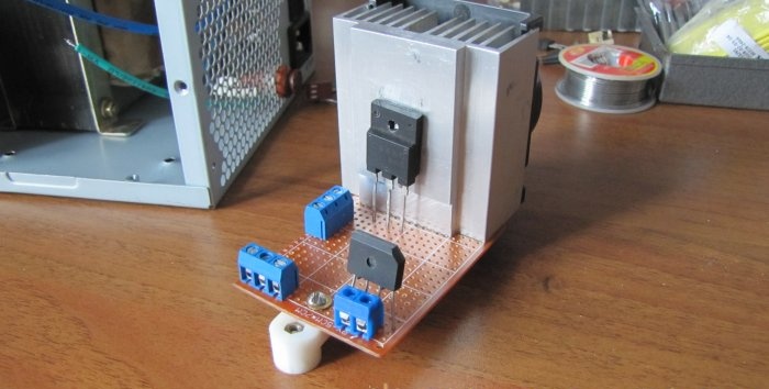 Autotransformador sense interferències amb regulació electrònica de tensió