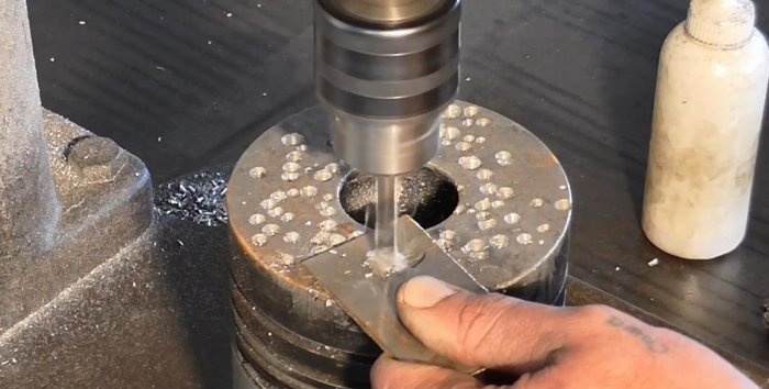 Hur man gör en borr från en spik