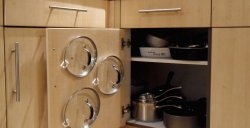 Et enkelt triks for å finne et sted for lokkene til oppvasken