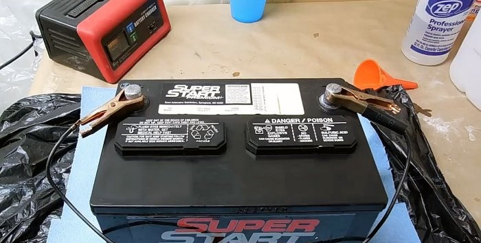 Sådan genopretter du et bilbatteri med bagepulver