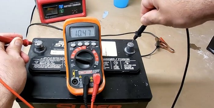 Hogyan lehet helyreállítani az autó akkumulátorát szódabikarbónával