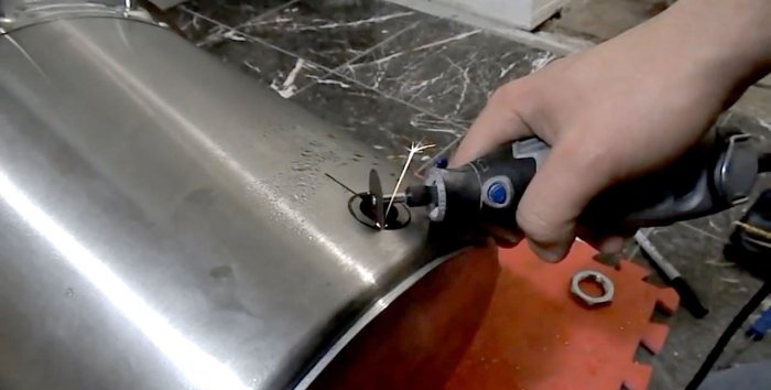 Perforant una paella d'acer inoxidable