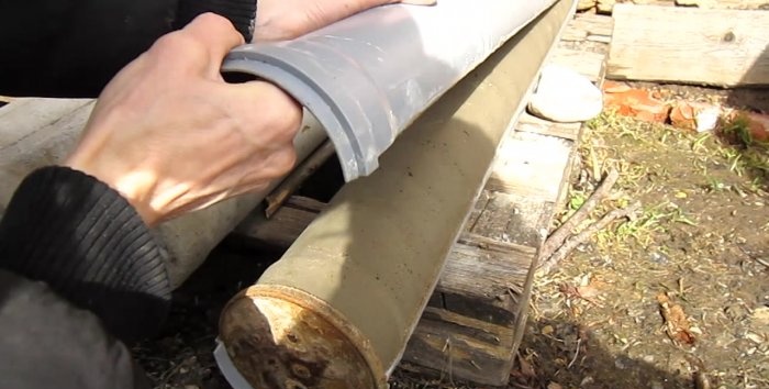 Sådan laver du en armeret betonstolpe til et udblæsningshegn med dine egne hænder