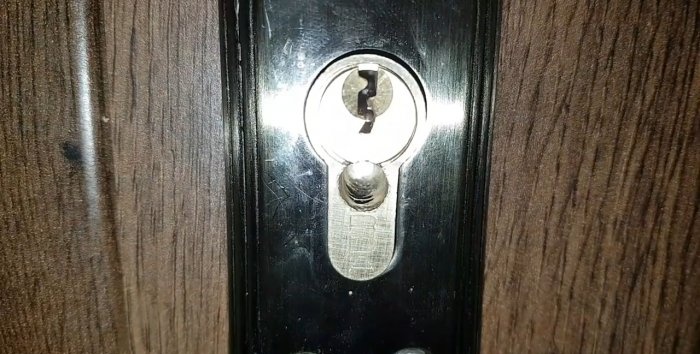 Abertura de emergência da porta, furando o inserto da fechadura