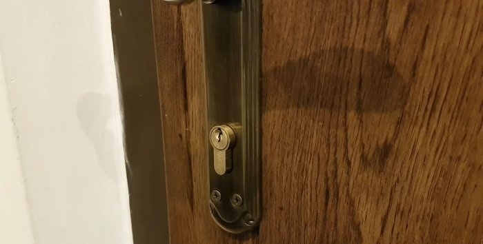 Nødåpning av døren, boring av låseinnsatsen