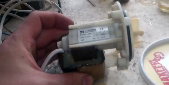 Nedsenkbar pumpe fra en vaskemaskinpumpe