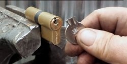 Como tirar uma peça chave de uma fechadura