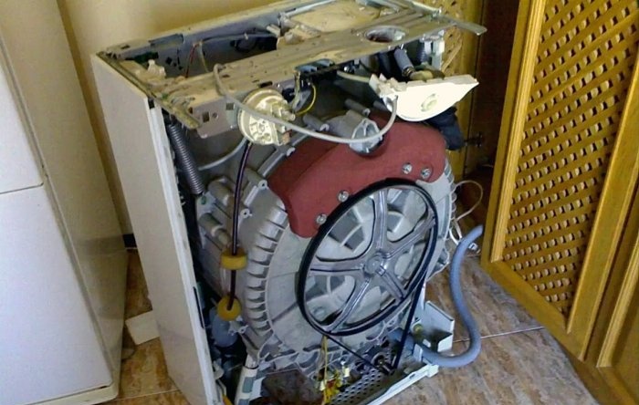 Usina hidrelétrica caseira de uma velha máquina de lavar