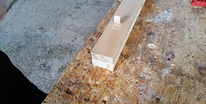 Πώς να κρύψετε μια βίδα με αυτοκόλλητη βίδα σε ξύλο