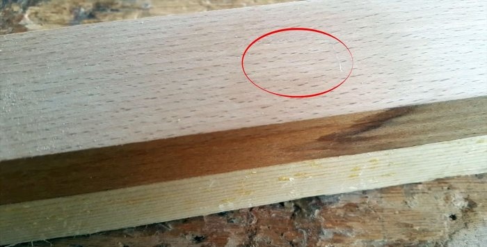 Πώς να κρύψετε μια βίδα με αυτοκόλλητη βίδα σε ξύλο