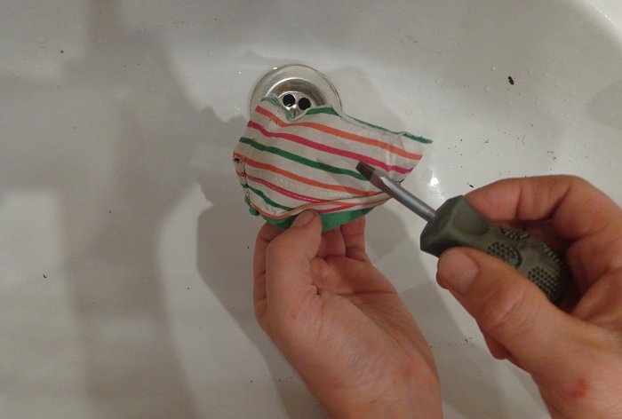 Cum să desfundați o scurgere a chiuvetei