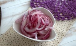 Cebola roxa em conserva (para canapés, saladas, hambúrgueres e pilaf)