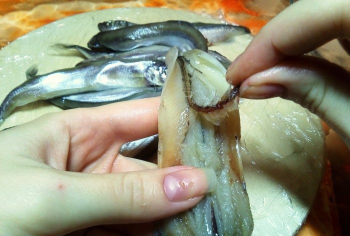 How to clean capelin quickly and without bones