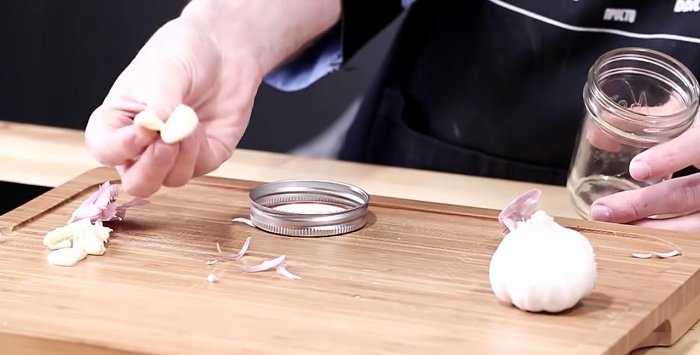 Jak oloupat hodně česneku za pár sekund