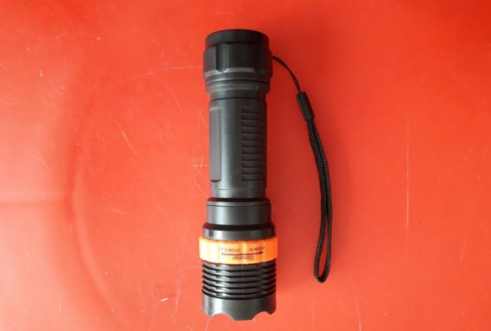 Modification d'une lampe de poche de piles AAA à pile 18650