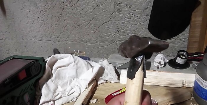 Sådan sætter du en hammer fast på et håndtag uden en kile