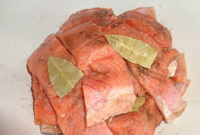 سمك السلمون الوردي المملح قليلاً - وصفة التمليح خطوة بخطوة