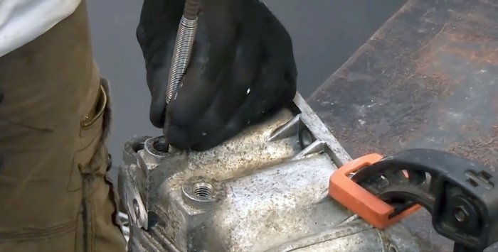 Kako ukloniti slomljeni vijak ili klin iz duboke rupe