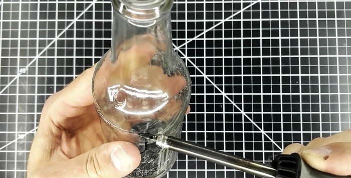 Sådan laver du et hvilket som helst hul i en flaske ved hjælp af et loddekolbe