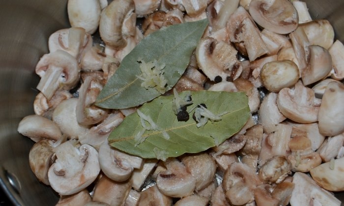 Mabilis na adobo na mga champignon