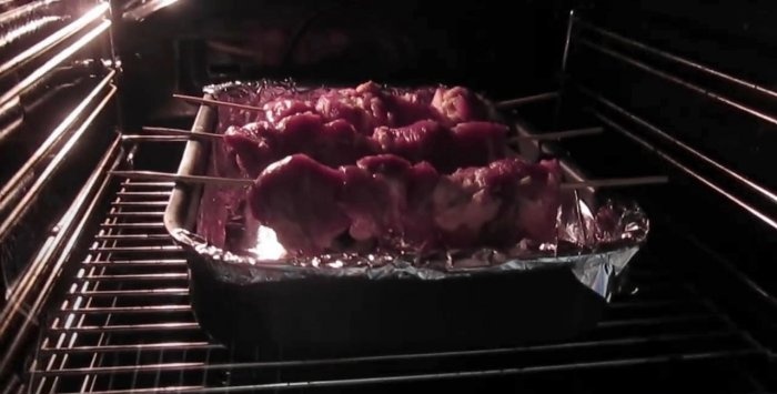 Shish kebab in de oven op kolen