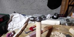 Kā stingri piestiprināt āmuru uz roktura bez ķīļa