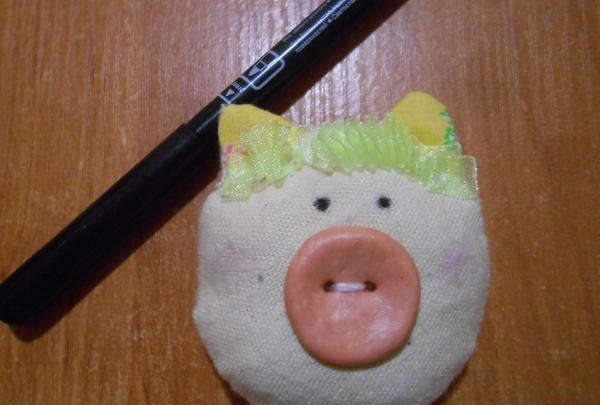 Kako napraviti meku žutu igračku za svinju za Novu godinu