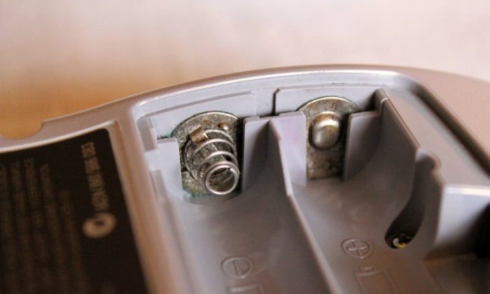 Rengjøring av kontakter etter batterilekkasjer