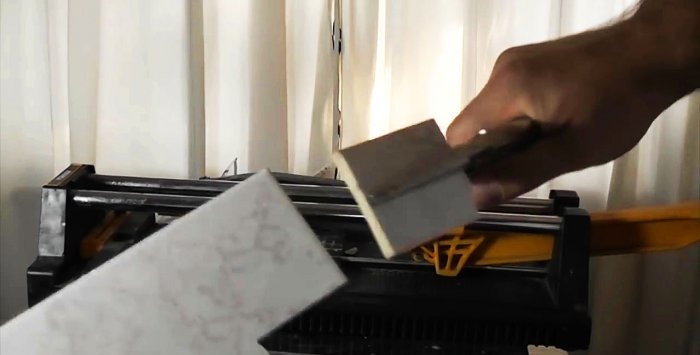 Hur man gör en rektangulär utskärning i keramiska plattor