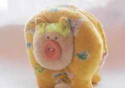 Com crear una joguina suau de porc groc per a l'Any Nou