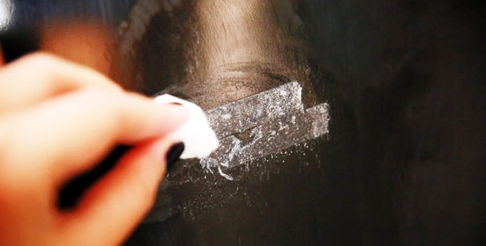 5 maneiras eficazes de remover marcas de fita em qualquer superfície