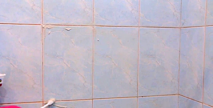 Bagaimana untuk memutihkan grout jubin di bilik mandi