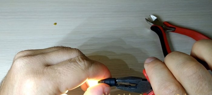 DIY mini-zaklamp-sleutelhanger