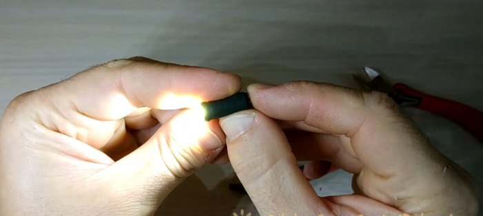 Rantai kunci lampu suluh mini DIY